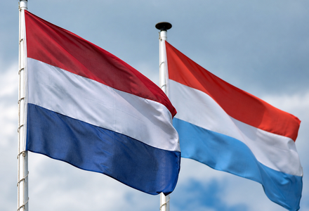 2 vlaggen, eerste vlag nederlandse vlag (rood wit donker blauw) Tweede vlag Luxemburg (rood wit licht blauw)