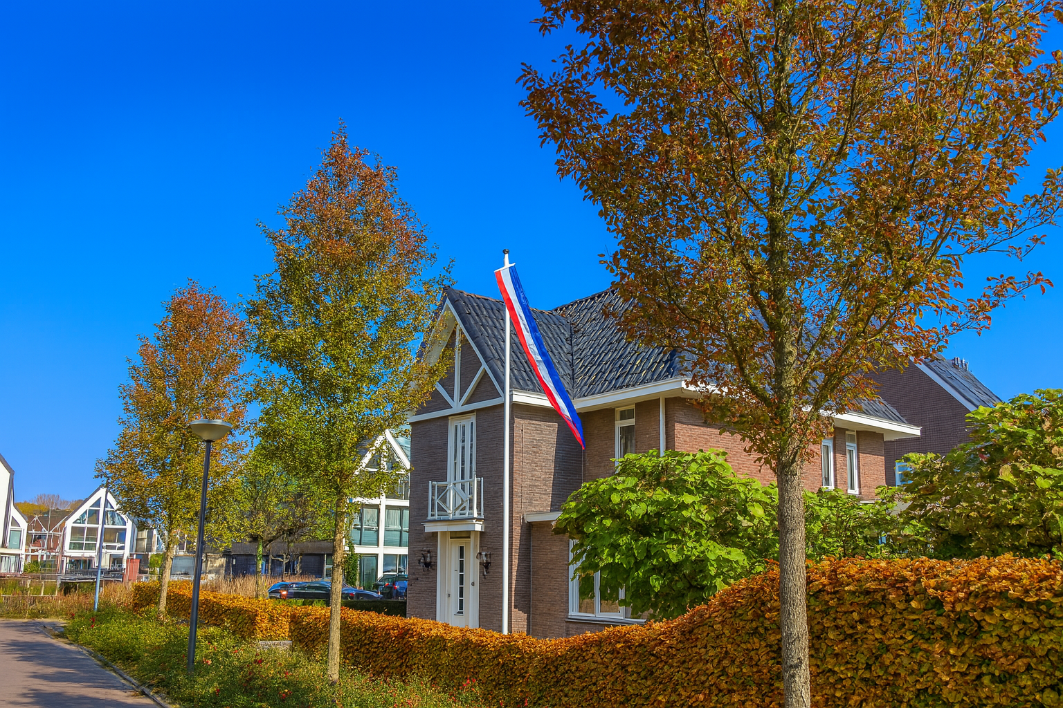 Waarom een vlaggenmast in de tuin een waardevolle investering is