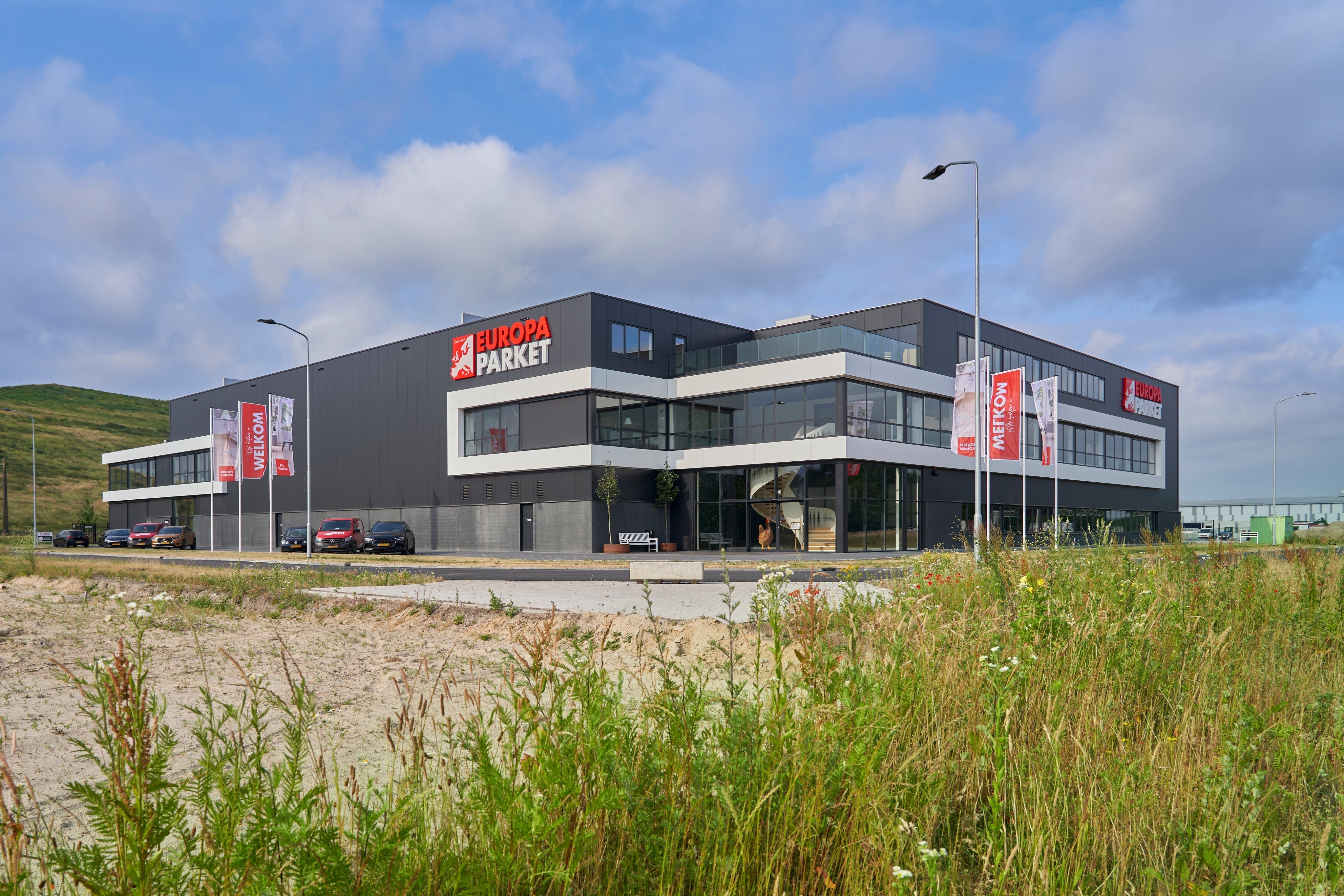 Waarom gebruiken bedrijven nog steeds fysieke vlaggen in een digitaal tijdperk?