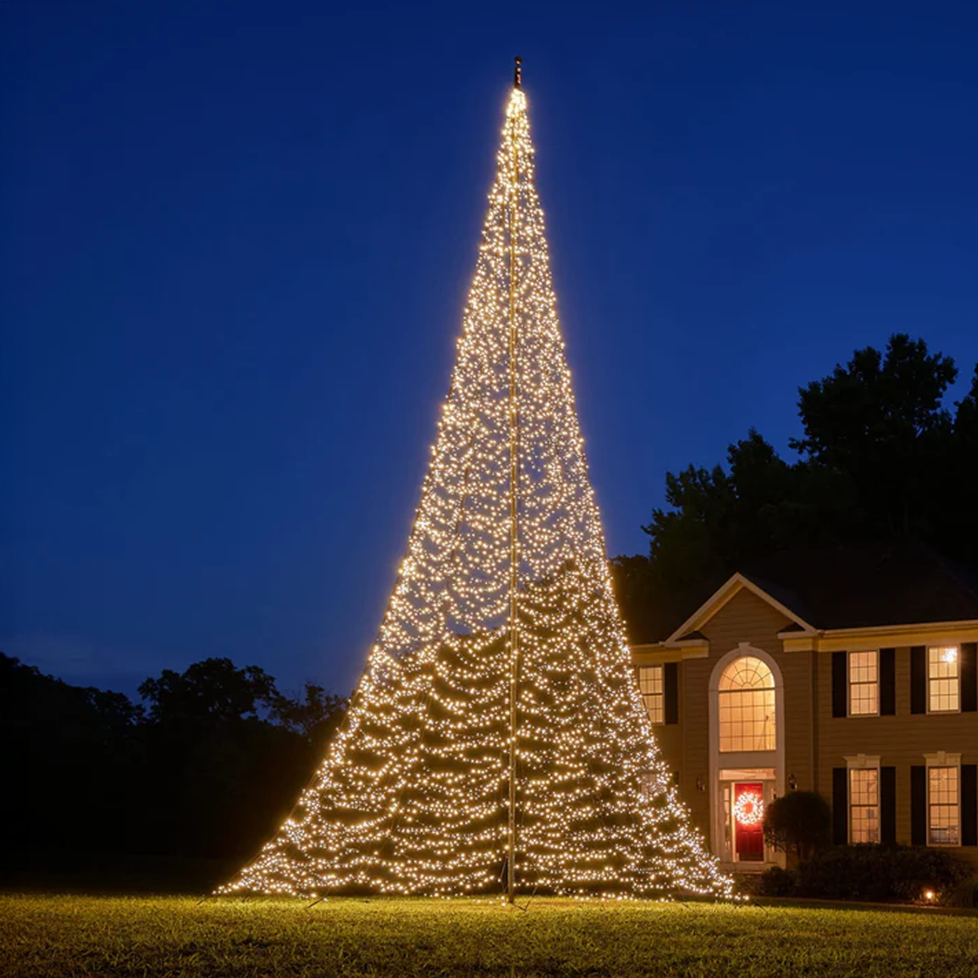Kerstverlichting buiten: sfeer en inspiratie met een verlichte vlaggenmast
