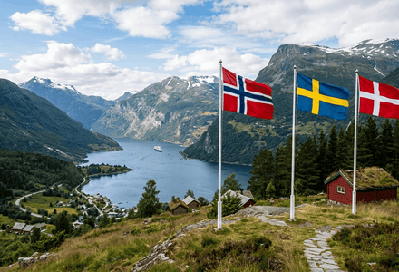 Vlaggen van Scandinavische landen zoals Zweden, Noorwegen, Denemarken, Finland en IJsland met Scandinavisch kruis
