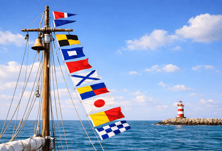 Seinvlaggen aan boot