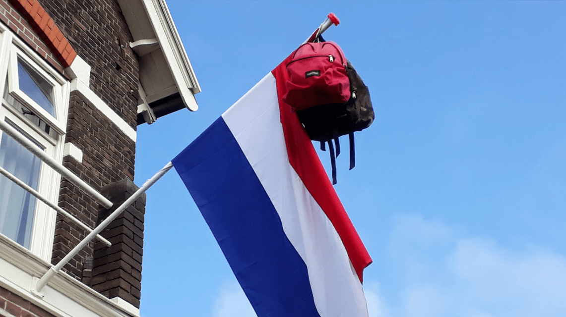 Waarom hangt er een schooltas aan de vlag?