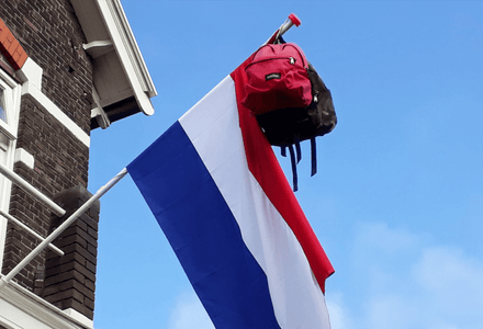 Waarom hangt er een schooltas aan de vlag?