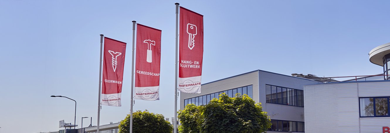 Baniermast met hijsbare uithouder