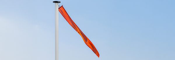 oranje wimpel aan vlaggenmast